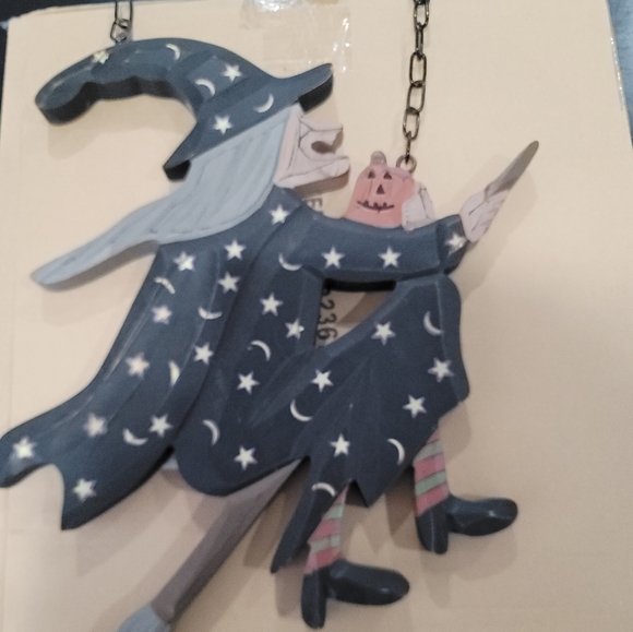 YOU ARE PURCHASING TWO WITCH, USA FLAG AND WOOD HANGER - Picture 9 of 11